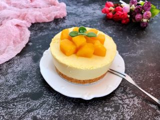 13、芒果慕斯蛋糕,上面放上芒果丁做装饰