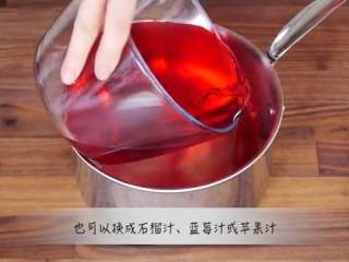 3、草莓布丁杯,用冷水浸泡吉利丁片,果汁倒入锅里加热