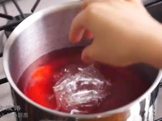 4、草莓布丁杯,泡好的吉利丁片挤干放入锅里,搅拌至融化,停止加热