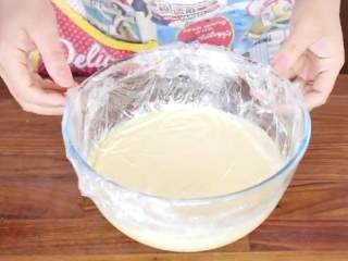 11、草莓布丁杯,倒入一个碗里,用蛋抽搅拌直至冷却而用保鲜膜覆盖