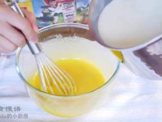 9、草莓布丁杯,把装了蛋黄的碗放在布上固定,把牛奶混合物边倒边搅拌