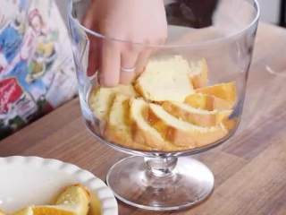 14、草莓布丁杯,先把蛋糕片铺在底层,撒上草莓块