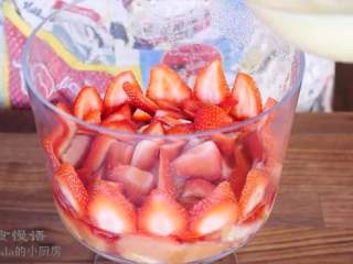 16、草莓布丁杯,待蛋糕和果冻完全凝固,把草莓片在杯子周围排列一圈