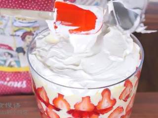 21、草莓布丁杯,奶油中加入细砂糖、香草精,打发至表面有纹路即可,铺在布丁杯的最上层