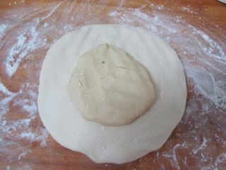 6、蟹壳黄烧饼,醒好的水油面团加面薄稍微擀成圆片,把油酥面团放到中间慢慢收口包好