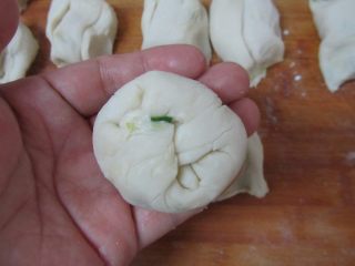 11、蟹壳黄烧饼,取其中一个面团,稍微拉长,把两头折到中间搓圆