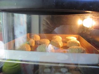 15、蟹壳黄烧饼,入烤箱、中层、20-25分钟表面微黄即可