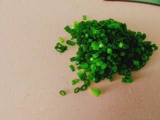 3、快手早餐+葱香黄金馒头片,香葱切成葱花