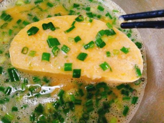 11、快手早餐+葱香黄金馒头片,将切好的馒头片放入蛋液中，均匀的裹上香葱蛋液