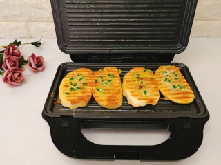 14、快手早餐+葱香黄金馒头片,煎至双面金黄即可