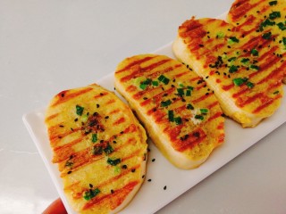 16、快手早餐+葱香黄金馒头片,取出摆盘撒点芝麻即可上桌开吃