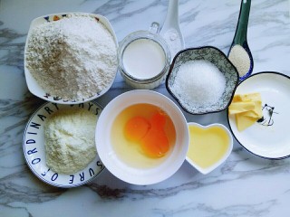 1、#甜味#毛毛虫豆沙面包,准备好食材: 所有食材按菜谱量完成。