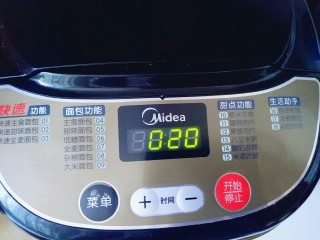 5、#甜味#毛毛虫豆沙面包,启动面包机，自动和面20分钟。