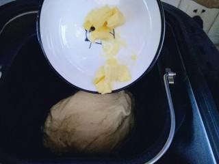 6、#甜味#毛毛虫豆沙面包,20分钟后面团处于扩展阶段，这时加入室温软化的黄油。(室温自然软化)