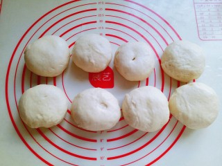 11、#甜味#毛毛虫豆沙面包,将排气松弛好的面团分割成8等份，盖上保鲜膜松弛10分钟。