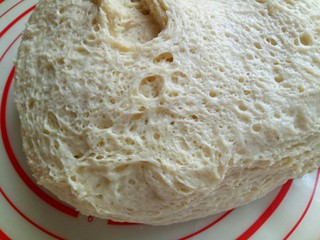 10、#甜味#毛毛虫豆沙面包,发酵好的面团，揉圆排气。