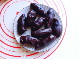 12、#甜味#毛毛虫豆沙面包,准备好豆沙馅，我是买的豆沙馅，使用自己做的也可以。