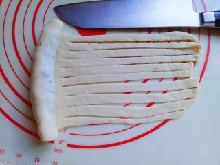 15、#甜味#毛毛虫豆沙面包,再用水果刀切出条状，请看图。
