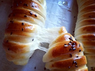 22、#甜味#毛毛虫豆沙面包,看看拉丝呦(^_^)宝贝的早餐来一条毛毛虫，营养美味，能量满满。