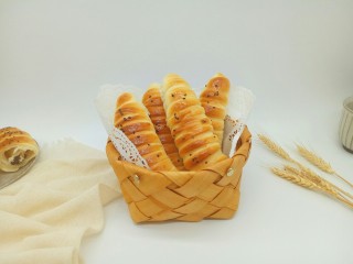 23、#甜味#毛毛虫豆沙面包,色泽金黄，外酥里软，一口下去超级满足(^_^)