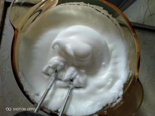 2、简单版奶油蛋糕,蛋清蛋黄分开两个盘子装，装蛋清的盘子不能沾有水和油，一定要擦干净要不然打不发的。蛋黄里加入20g白糖，一盒酸奶，再加入25g玉米油搅拌好，然后筛入40g低筋面粉搅拌成糊状备用。蛋清里加入10g白糖，再放几滴醋下去用打蛋器打发（如图）