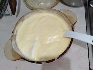 3、简单版奶油蛋糕,打发的蛋白分三次加入蛋黄糊中翻拌匀，不能用打圈的方式，这样容易消泡，可以向下翻拌左右翻拌，拌匀倒入刷了油的模具里，水开蒸30分钟（我是用蒸的）