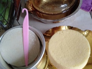 4、简单版奶油蛋糕,蒸好了脱模凉冷放冰箱里冷藏着备用，等蛋糕凉要挺长时间的，这个时候就先把蓝莓洗干净芒果切好放冰箱里备用