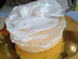 7、简单版奶油蛋糕,一层一层抹上奶油，工具不全，没有裱花台，就慢慢的模，弄的不好看哈