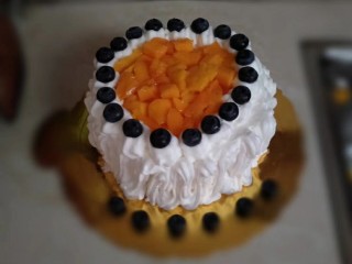 8、简单版奶油蛋糕,抹完奶油，摆上水果就可以了，大功告成。第一次尝试做奶油蛋糕，看到成品有点小激动。歪歪扭扭的，不好看哈