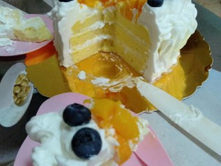 9、简单版奶油蛋糕,迫不及待的切一块尝尝，还可以，卖相不好，味还是可以的。自己动手做不用出门也有蛋糕吃，哈哈