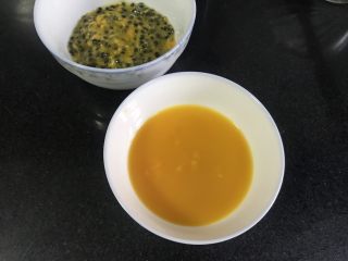 3、百香果慕斯,百香果汁把籽过滤掉，取纯汁80克。