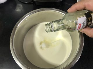 5、百香果慕斯,淡奶油加入细砂糖加入朗姆酒。