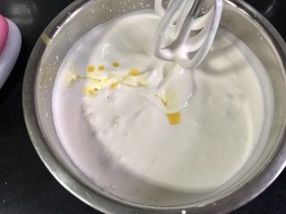 7、百香果慕斯,分三次加入纯的百香果汁，每次加入都是打匀后再加下一次。