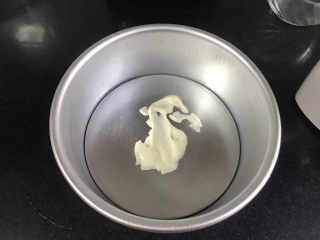 11、百香果慕斯,准备七寸的活底蛋糕模具，在底部放一点慕斯液。