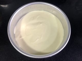 13、百香果慕斯,倒入一半的慕斯液，冷藏二十分钟。