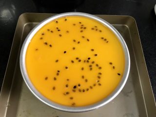 17、百香果慕斯,把冷藏好的慕斯蛋糕拿出来，倒入镜面果汁，继续冷藏一个小时。