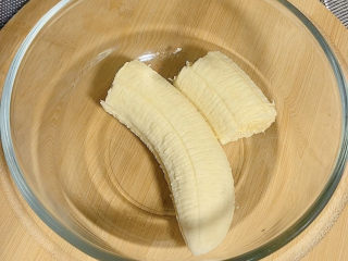 1、香蕉飞饼,准备一根香蕉去皮备用，要选择熟透的香蕉，这样做起来才更香更甜。