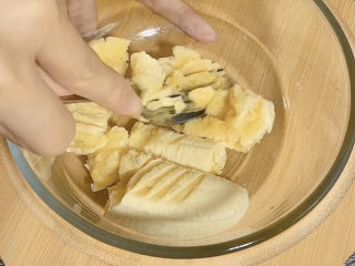 2、香蕉飞饼,香蕉用叉子压碎，压成泥状。