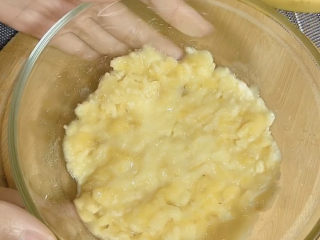 3、香蕉飞饼,压成这样就可以了，想追求完美的，可以自己打成泥也可以。