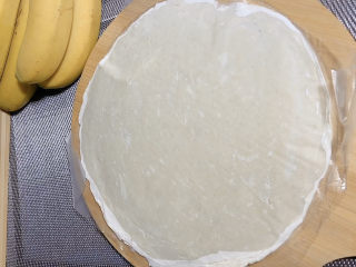 4、香蕉飞饼,准备一张手抓饼皮铺平