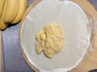 5、香蕉飞饼,倒入香蕉泥