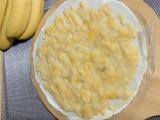 6、香蕉飞饼,用勺子轻轻铺平，边上最好留一厘米左右边，一会好封边，香蕉不会漏出来。