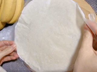 7、香蕉飞饼,把准备好的另一张手抓饼皮盖上，对齐。