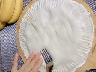 8、香蕉飞饼,用叉子周边都压一压，起到封边的作用。