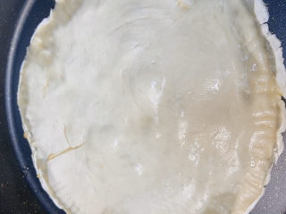 9、香蕉飞饼,锅里放一点点油就可以，小心放入饼。