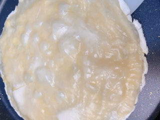 10、香蕉飞饼,饼皮变色变透明，鼓大泡，就可以翻面了。