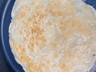 11、香蕉飞饼,煎到两面金黄即可。