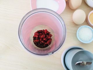 2、枸杞蛋糕,枸杞和红糖倒入果汁杯。