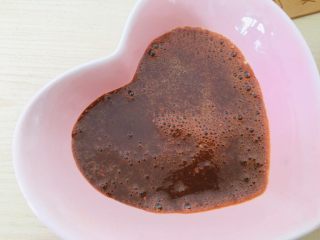 4、枸杞蛋糕,打成糊。