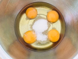 6、枸杞蛋糕,鸡蛋加入白糖。